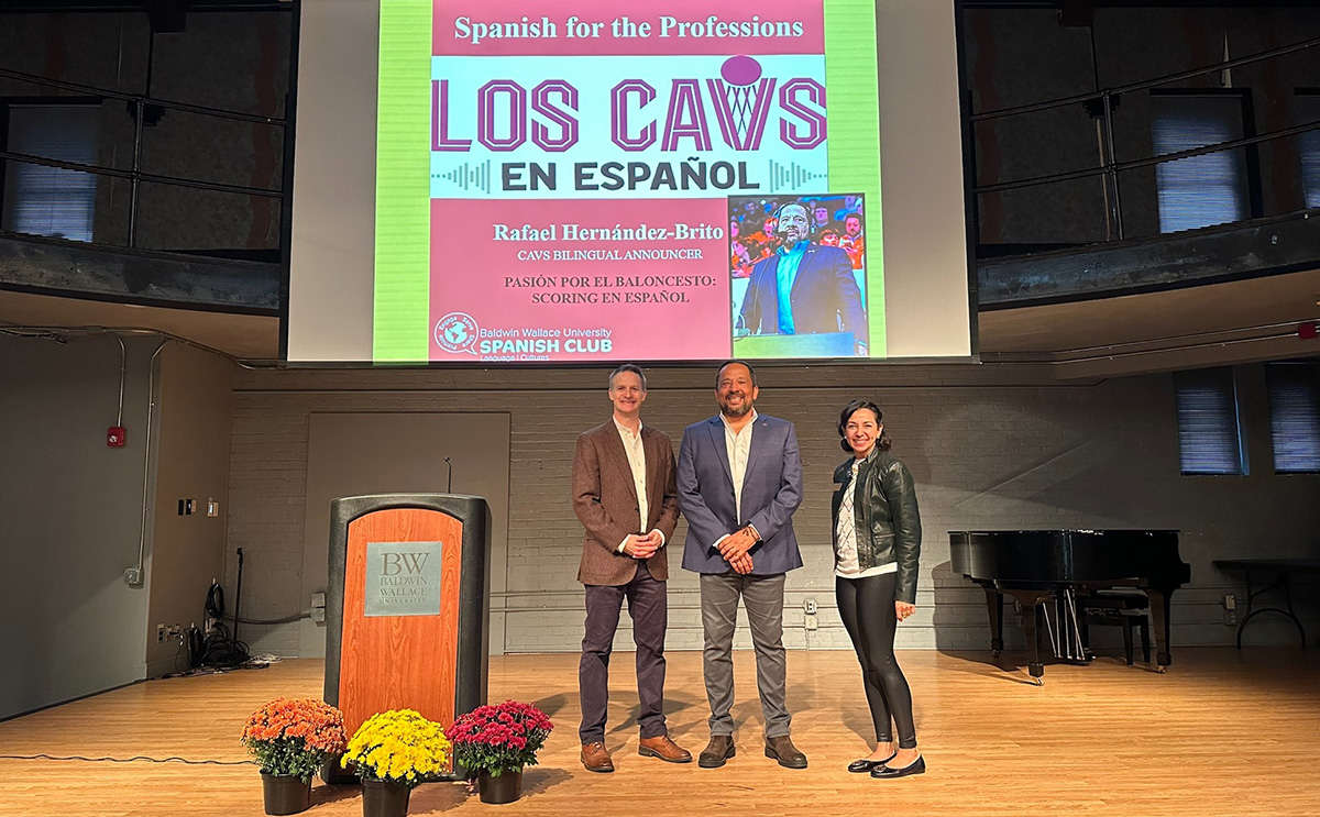 Spanish faculty Dr. Matthew Feinberg (left) and Dr. Karen Barahona (right) with Spanish broadcaster Rafael Hern谩ndez Brito (center) at 蜜穴视频's Spanish for the Professions Series event.